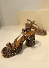 Sandalias de cuero color chocolate con estampado de lunares blancos, plataforma delantera y tacón cuadrado.