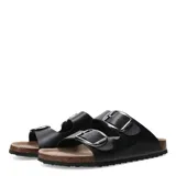 Sandalias bajas negras con dos tiras anchas ajustables con hebillas plateadas.