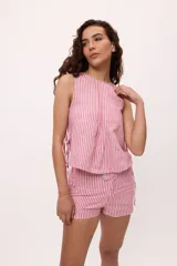 Short de vestir color celeste, de corte sastrero.