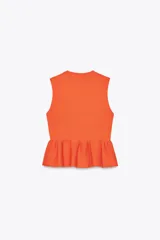 Top tejido de punto color naranja, de cuello redondo y sin mangas. Tiene corte ajustado en el torso y peplum en la cintura.