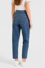 Pantalón de jean azul de corte recto, tiro alto y calce ajustado.