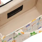 Bolso tote mediano de lona color crema con estampado de margaritas de colores. Tiene cierre superior con cremallera, asas superiores de lona resistente y correa de cincha ajustable y extraíble.