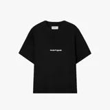 Camiseta negra de corte oversize con estampado en la espalda que incluye un disco, un auto y una bolsa de dinero, junto con la frase "Locally Hated. Achieving Goals in Silence."