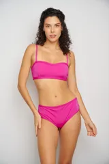 Top de bikini con escote corazón y estampado floral en tonos rosa, naranja, amarillo y blanco. Tiene breteles finos regulables y contorno inferior en color celeste.