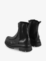 Bota de caña media confeccionada en cuero negro, con cierre frontal metálico y paneles elásticos laterales. Presenta una suela robusta tipo track con base dentada y tirador en la parte posterior.