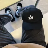 Gorro de béisbol negro con logo bordado en blanco en el frente y en el lateral.