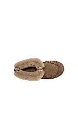 Pantuflas UGG color marrón con interior de piel sintética color beige.