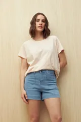 Short de jean celeste con bolsillos delanteros con solapa y ruedo con dobladillo.