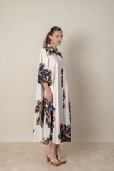 Vestido italiano de algodón con estampado abstracto en tonos blanco, rojo y negro. Modelo suelto abotonado al frente, con cuello camisero y mangas tres cuartos.