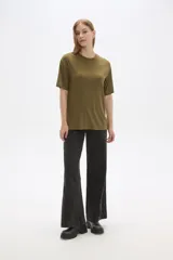 Remera negra de viscosa con textura acanalada, corte holgado y cuello redondo.