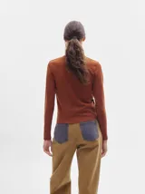 Remera gris de tejido acanalado, cuello redondo y corte crop.