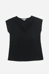 Remera negra de algodón con cuello redondo y mangas cortas. Presenta detalle de broderie calada en forma de V en la parte superior delantera.
