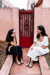 Sandalias chatitas con tiras de cuero sintético con estampado animal print en tonos marrones y verdes.