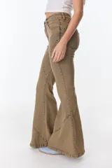 Pantalón de jean acampanado azul con diseño de paneles y costuras a la vista.
