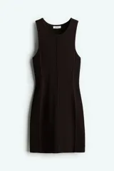 Vestido corto negro sin mangas de punto acanalado. Modelo entallado con escote redondo y detalle cut-out ovalado en la espalda. Ribetes tubulares adelante y atrás.