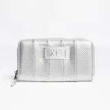 Billetera plateada con textura perforada y logo XL en el frente. Cierre con cremallera y forro interior textil. Incluye bolsillo interno con cierre.