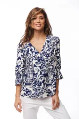 Blusa estampada azul y blanca con escote en V, mangas 3/4 con volados y cierre frontal con botones.