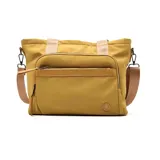 Bolso tipo shopper color mostaza, con bolsillo frontal con cierre y correa bandolera ajustable y desmontable.