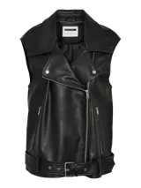 Chaleco negro de cuero sintético con cuello biker, cierre con cremallera y bolsillos frontales. Forrado completamente, con cinturón en la cintura y detalles estilo biker.