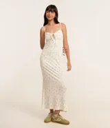 Vestido midi de punto acanalado color crema con estampado floral, breteles finos y escote fruncido con lazo.