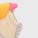 Zapatillas urbanas de mujer Hush Puppies modelo Bliss Sun, color beige con detalles en gris, amarillo y rosa. Confeccionadas en cuero y poliéster, con ajuste de cordones y suela de goma con tecnología memory foam.