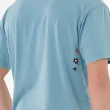 Remera de manga corta color rosado con efecto lavado, corte holgado y estampado frontal con el logo de Rip Curl en tipografía burbuja.