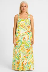 Vestido largo con estampado paisley en tonos naranja, amarillo y verde.