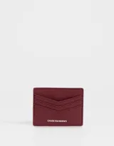 Tarjetero de cuerina color borgoña con múltiples ranuras para tarjetas y logo de la marca en relieve.