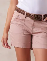 Short color beige de algodón con pretina con pasadores, cierre y doble abotonadura. Delantera con bolsillos y botón en bolsillos traseros. Incluye cinturón trenzado marrón.