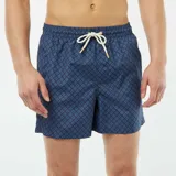 Short de baño azul marino con estampado geométrico, cintura elástica y cordón ajustable.