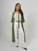 Kimono largo color beige, confeccionado en hilo italiano. Incluye lazo para usar como choker o cinturón.