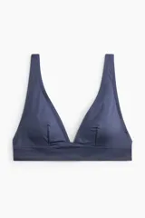 Top de bikini triangular azul con breteles ajustables y copas con relleno extraíble. Cierre de metal en la espalda.