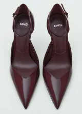 Zapato de tacón con plataforma color borgoña, con punta fina, pulsera tobillera con hebilla y tacón de cuña con forma geométrica.