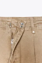 Pantalón de jean azul oscuro, de tiro alto y corte wide leg.