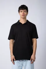 Chomba negra de corte clásico con cuello polo y tapeta de dos botones.