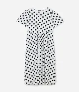 Vestido midi blanco con lunares negros, de corte suelto, cuello redondo y mangas cortas.