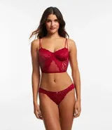 Bombacha bikini hilo de encaje floral color borgoña con moña en la cintura.