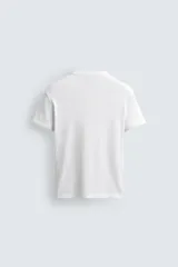 Camiseta negra de corte slim fit, cuello redondo y manga corta. Confeccionada en tejido de algodón con elasticidad y acabados en rib.