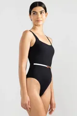 Traje de baño entero negro con textura acanalada y cinturón blanco con hebilla metálica.
