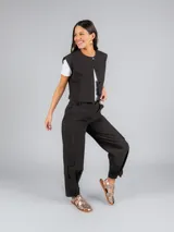 Sandalia de cuero negro con tiras trenzadas y hebilla ajustable.