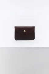 Monedero pequeño de cuero texturizado color azul con cierre de broche metálico dorado.