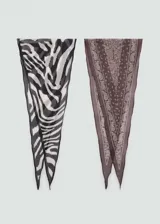 Pañuelo triangular con estampado de cebra en blanco y negro, y pañuelo triangular con estampado de cachemira en marrón y blanco.