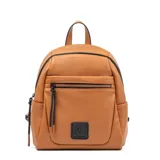 Mochila pequeña color habano, de cuero sintético con textura granulada. Tiene un bolsillo frontal con cierre, dos bolsillos laterales abiertos, asa superior y correas ajustables.
