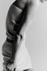 Top de punto color crema claro, corte recto y ajustado, con detalle de encaje floral bordado en el escote. Posee tirantes ajustables de color beige claro.