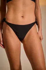 Bombacha de bikini negra con tiras laterales ajustables.