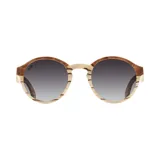 Lentes de sol con montura de madera clara con vetas marrones y lentes grises degradadas.