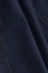 Pollera midi de denim azul oscuro, corte evasé y costuras verticales decorativas.