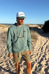 Sudadera verde de cuello redondo y manga larga, con puños y cintura acanalados. Estampado de un escorpión en el pecho.