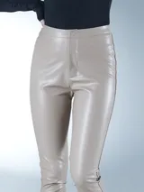 Pantalón de cuero negro de tiro alto, corte ajustado y largo hasta el tobillo.