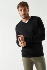 Sweater negro de manga larga con escote en V y logo bordado.